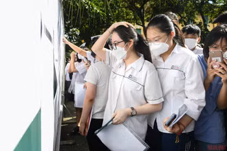 Thí sinh làm thủ tục dự thi vào lớp 10 THPT công lập ở Hà Nội