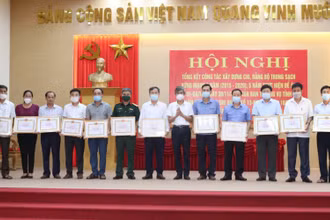 Khen thưởng các tổ chức đảng đạt trong sạch, vững mạnh 5 năm liền.