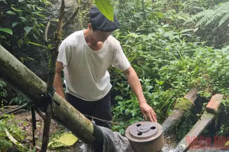 Ông Lý Văn Toàn, thôn Xà Phìn, xã Phương Tiến, huyện Vị Xuyên (Hà Giang) sửa thiết bị điện nước mini của gia đình.