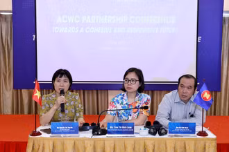 Đại biểu Việt Nam dự chương trình tại đầu cầu Hà Nội (Ảnh: Molisa).