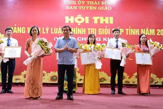 Đồng chí Nguyễn Tiến Thành, Phó Bí thư Thường trực Tỉnh ủy Thái Bình trao giải Nhất cho thí sinh Nguyễn Thị Hương Thu.