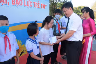 Phó Chủ tịch Ủy ban nhân dân tỉnh Nguyễn Thanh Bình trao học bổng cho các em có hoàn cảnh đặc biệt khó khăn.