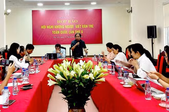 Hội Nhà văn Việt Nam họp báo về Hội nghị những người viết văn trẻ toàn quốc lần thứ 10.
