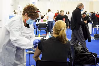 Tiêm vaccine phòng Covid-19 cho người dân tại Zagreb, Croatia ngày 24/12/2021. (Ảnh: THX/TTXVN)