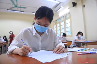 Thí sinh tại kỳ thi tuyển sinh vào lớp 10 THPT năm học 2022-2023. (Ảnh: THÀNH ĐẠT)