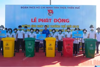 Ra mắt các đội hình tuyên truyền xây dựng nhà hàng, quán ăn văn minh và chợ dân sinh giảm rác thải nhựa. (Ảnh: N.V)
