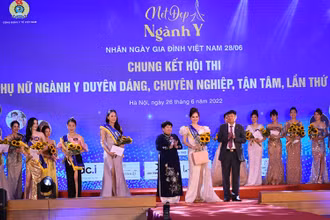Ban tổ chức trao Giải đặc biệt cho thí sinh Phạm Thị Chung (Bệnh viện Bạch Mai).