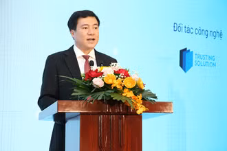 Thứ trưởng Nguyễn Sinh Nhật Tân phát biểu tại hội nghị. 