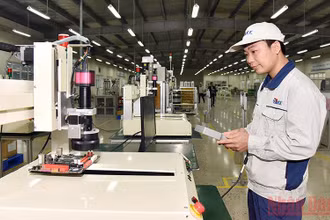 Sản xuất thiết bị tự động tại Khu công nghiệp Nam Thăng Long, Hà Nội. (Ảnh THU HÀ)