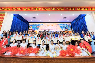 Đại diện ban tổ chức và những thí sinh giành giải của cuộc thi tại Lễ tổng kết.