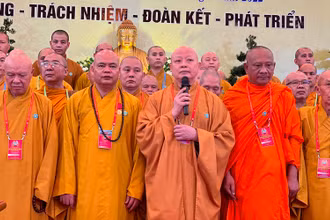 Hòa thượng Thích Lệ Trang (đang phát biểu) - tân Trưởng ban Trị sự Giáo hội Phật giáo Việt Nam TP Hồ Chí Minh. 