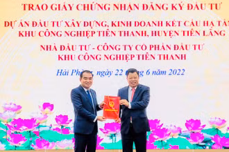 Trưởng Ban Quản lý Khu kinh tế Hải Phòng trao giấy chứng nhận đầu tư cho CTCP đầu tư KCN Tiên Thanh, tổng vốn đầu tư gần 4.600 tỷ đồng.