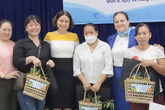 Đại diện Ban Tổ chức dự án trao quà cho các khách mời. (Ảnh: UN Women)