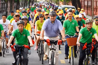 Đại sứ Đan Mạch cùng lãnh đạo tỉnh và hàng trăm người dân tham gia hưởng ứng sự kiện.