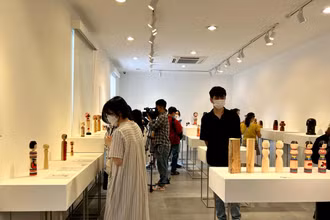 Khách tham quan khai mạc triển lãm “Kokeshi-Búp bê gỗ Nhật Bản”.