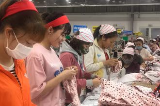 Đưa ra các đề xuất giải pháp thúc đẩy thực hiện quyền của lao động nữ trong doanh nghiệp.