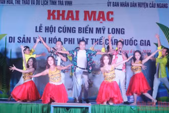 Tiết mục văn nghệ hát, múa về biển tại buổi khai mạc Lễ hội Cúng biển Mỹ Long.