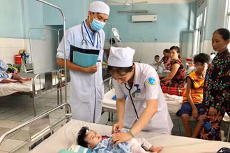 Bệnh nhi nhập viện điều trị bệnh sốt xuất huyết tại Bệnh viện Sản Nhi tỉnh An Giang. (Ảnh: TTXVN)