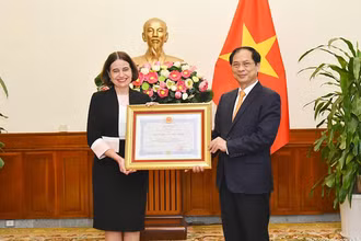 Bộ trưởng Ngoại giao Bùi Thanh Sơn trao Huân chương Hữu nghị tặng bà Robyn Mudie, Đại sứ Australia tại Việt Nam. (Nguồn: Baoquocte.vn)