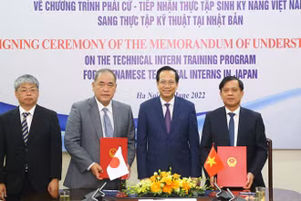Bộ trưởng Đào Ngọc Dung chứng kiến lễ ký kết Bản ghi nhớ về chương trình phái cử - tiếp nhận thực tập sinh kỹ năng Việt Nam sang Nhật Bản (Ảnh: Molisa). 