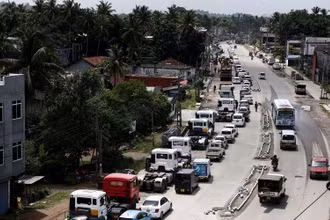 Hàng dài xe cộ xếp hàng xuyên đêm chờ mua dầu diesel và xăng ở Colombo, Sri Lanka, ngày 23/6/2022. (Ảnh: REUTERS)