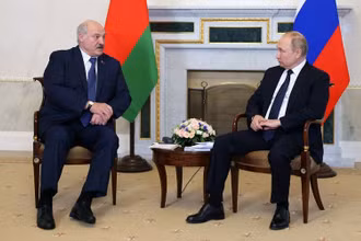 Tổng thống Nga Vladimir Putin (phải) và người đồng cấp Belarus Alexander Lukashenko. (Ảnh: REUTERS)