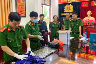 Công an kiểm tra số lượng, chủng loại ma túy tang vật.