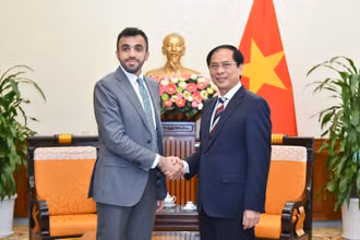 Bộ trưởng Ngoại giao Bùi Thanh Sơn tiếp Trợ lý Bộ trưởng Ngoại giao và Hợp tác quốc tế UAE Abdulnasser Al Shaali. (Ảnh: Bộ Ngoại giao)