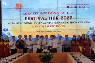 Ký kết tài trợ giữa Ban tổ chức Festival Huế 2022 và Agribank.