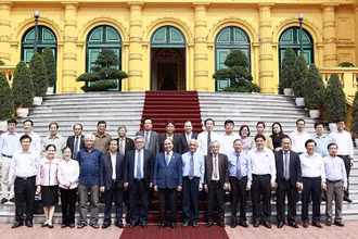 Chủ tịch nước Nguyễn Xuân Phúc với các đại biểu Hội Khoa học lịch sử Việt Nam.