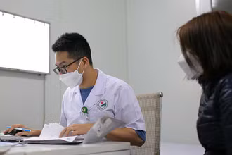 Bác sĩ khám cho bệnh nhân sau khi nhiễm Covid-19.