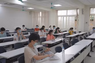 Thí sinh tham dự kỳ thi tuyển sinh lớp 10 Trường THPT chuyên Khoa học tự nhiên.