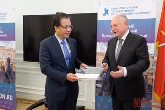 Đại sứ Đặng Minh Khôi và Hiệu trưởng Igor Maksimtsev.