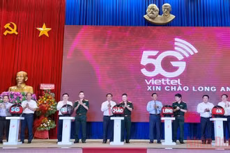 Lãnh đạo tỉnh Long An cùng lãnh đạo Viettel ấn nút khai trương phát sóng mạng 5G Viettel tại Long An.
