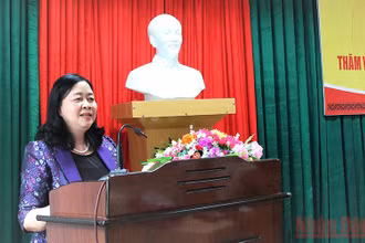 Bí thư Trung ương Đảng, Trưởng Ban Dân vận Trung ương Bùi Thị Minh Hoài phát biểu tại buổi làm việc.