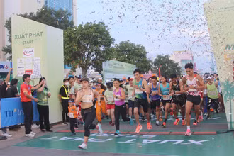500 vận động viên tham gia cự ly 42km xuất phát.