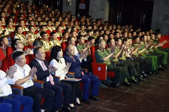 Chủ tịch nước Nguyễn Xuân Phúc dự Chương trình giao lưu nghệ thuật "Sống trong lòng dân". (Ảnh:Thống Nhất/TTXVN)
