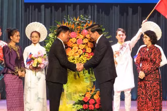 Chủ tịch UBND Thành phố Hồ Chí Minh Phan Văn Mãi (phải) và Tổng lãnh sự Campuchia Sok Dareth bắt tay chúc mừng kỷ niệm 55 năm mối quan hệ song phương tốt đẹp giữa Việt Nam và Campuchia. (Ảnh: A.T)