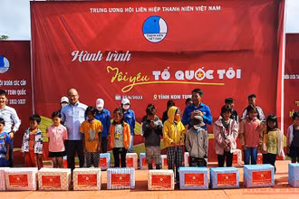 Trao tặng học bổng cho các em học sinh dân tộc thiểu số có hoàn cảnh khó khăn.