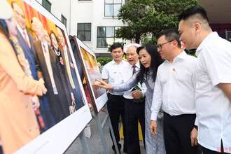 Tổng Biên tập Báo Nhân Dân Lê Quốc Minh cùng các đại biểu tham quan triển lãm. Ảnh: THÀNH ĐẠT