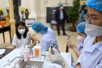 Tiêm vaccine cho học sinh trung học cơ sở ở Hà Nội vào tháng 11/2021 (Ảnh minh họa: Duy Linh).