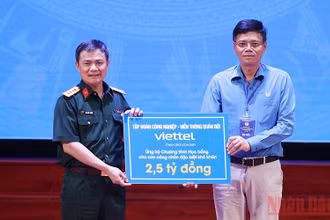 Đại tá Tào Đức Thắng, Chủ tịch kiêm Tổng Giám đốc Tập đoàn Viettel trao kinh phí hỗ trợ cho đại diện Quỹ xã hội từ thiện Tấm lòng vàng.