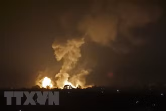 Khói lửa bốc lên sau vụ không kích xuống khu vực Khan Yunis ở Dải Gaza. (Ảnh: AFP/TTXVN)