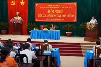 Phó Thủ tướng Phạm Bình Minh phát biểu tại hội nghị tiếp xúc cử tri.