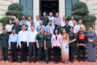 Đại diện Bộ Lao động-Thương binh và Xã hội gặp mặt Đoàn đại biểu người có công với cách mạng Đắk Lắk. (Ảnh: Molisa). 