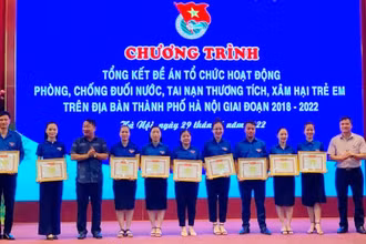 Khen thưởng các tập thể, cá nhân tham gia hoạt động chống đuối nước, chống xâm hại trẻ em.