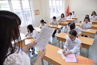 Thí sinh nghe phổ biến Quy chế tại Kỳ thi vào lớp 10 THPT công lập năm 2021. Ảnh: THUỶ NGUYÊN