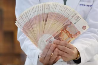 Đồng ruble của Nga tại Ngân hàng ở Seoul, Hàn Quốc. (Ảnh: YONHAP/TTXVN)