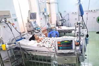 Sau hơn 1 tháng hôn mê, cháu N. đã không qua khỏi và mất vào khoảng 3 giờ sáng 23/6.