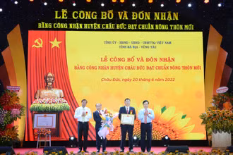 Phó Thủ tướng Thường trực Phạm Bình Minh trao Bằng công nhận huyện Châu Đức đạt chuẩn nông thôn mới.